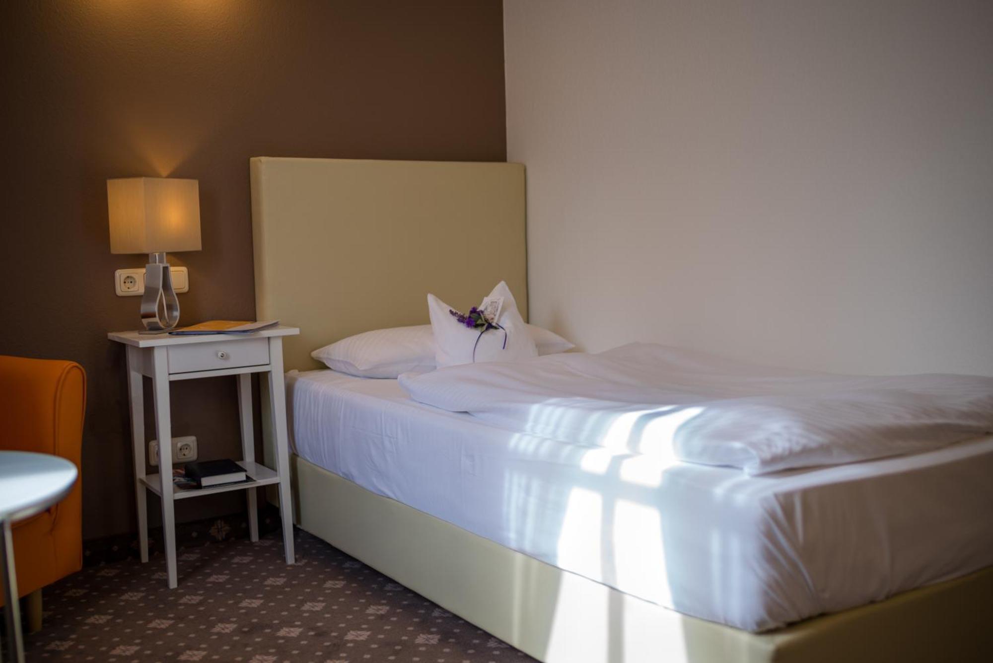 Hotel Leicht Biebelried Extérieur photo